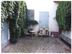 gepflasterer Innenhof der Villa in Rheinzabern