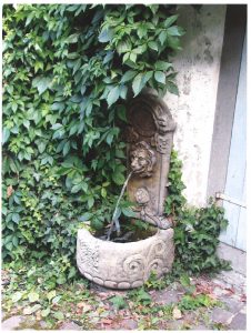 historischer Brunnen im Innenhof der Klinkersteinvilla Rheinzabern