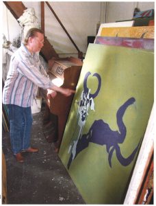 Knut Maurer vor einem Bild im Kunstarchiv von KP Muller