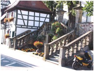 Barocktreppe und Kulturzentrum Rheinzabern, mit Blumen geschmückt