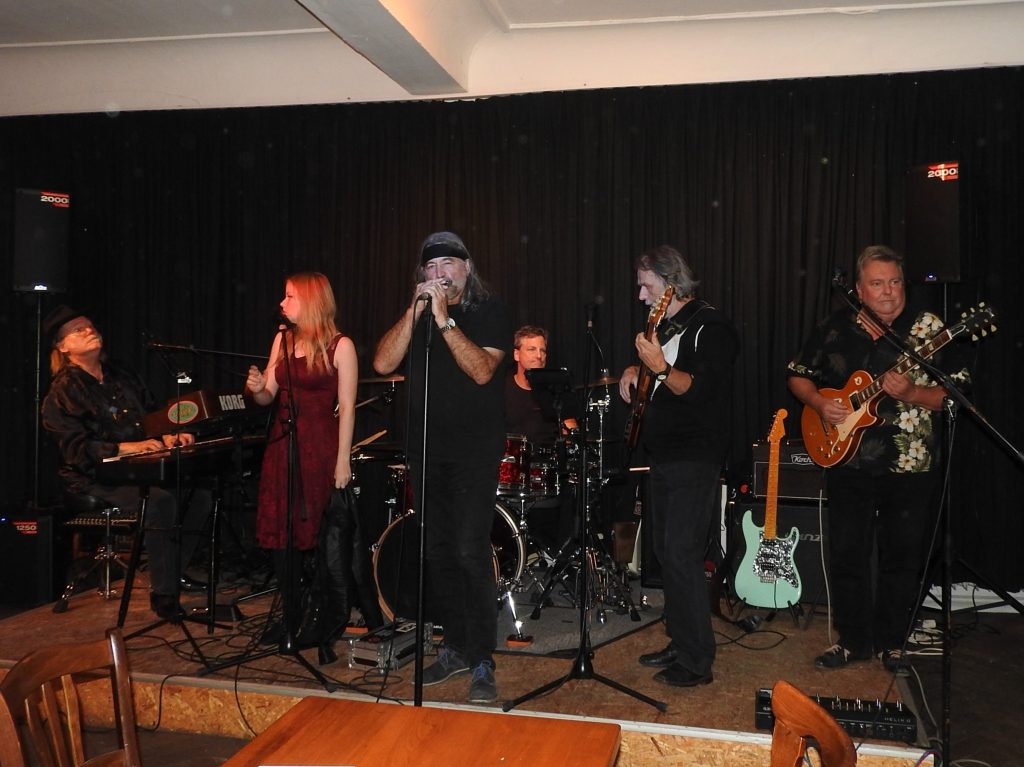 Knut Maurer an den Tasten, Leonie Malthaner Gesang, Albert Koch (Harp), Steffen Liede (drums), Wolfgang Franz (Bass) und Pit Mach (Lead-Gitarre) beim Soundcheck in der Traube (von links nach rechts)